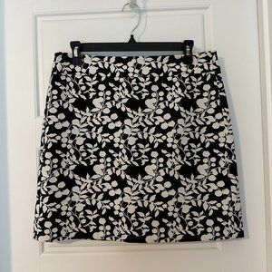 Ann Taylor LOFT 6 Leaf Print Straight Above Knee Skirt Black White